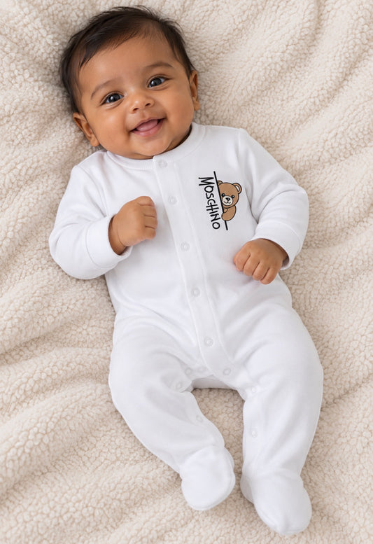 MOSCHINO WHITE BABYGROW WITH GIFT BOX MUY09K