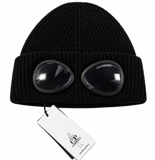 CP COMPANY GOGGLE HAT IN BLACK CQX007